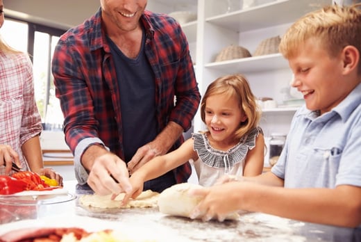 Making family. Пицца в кругу семьи. Фото папе сделал завтрак.