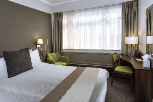 Manchester Stay: Breakfast & Welcome Drink For 2 | London