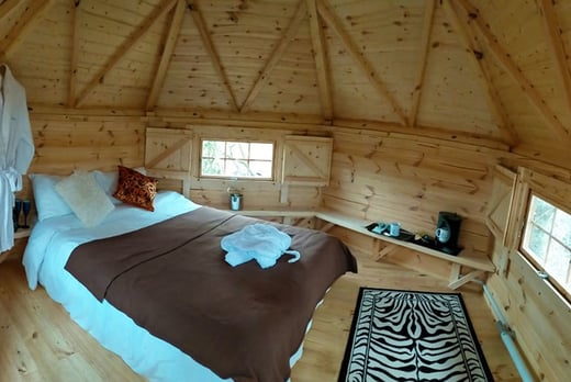 Oak Lodge Retreat - Hobbit Hut Bedroom