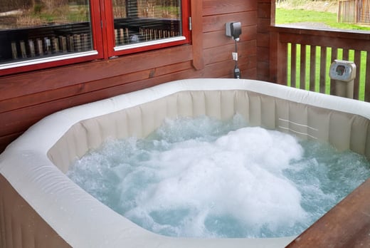 Watermeadow Lakes & Lodges - hot tub