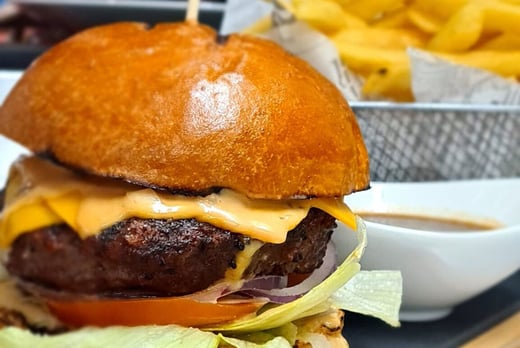 Burgers & Milkshakes for 2 at MEAT N’ MIX – Alcoholic Upgrade