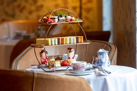 Central London Couples Day Out: 4* Traditional Afternoon Tea & Massage For 2